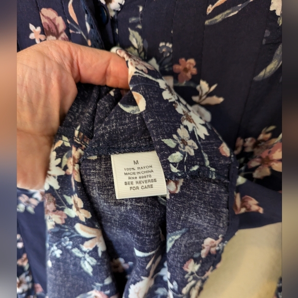 2/$18 Bailey & Chloe Navy Floral Blouse - Picture 7 of 11